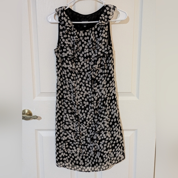 Adrianna Papell Dresses & Skirts - Sleeveless Ruffled Dress